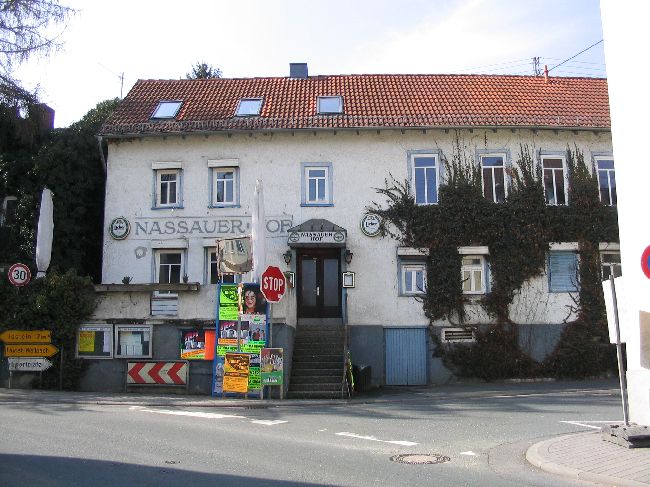 Die Fassade vom Haupthaus und den Nebengebäuden wird frischgemacht Die Fassade vor dem Anstrich