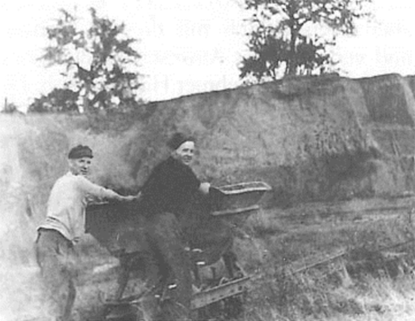 Abbau von Lehm in der Grube Abbau von Lehm in der Grube